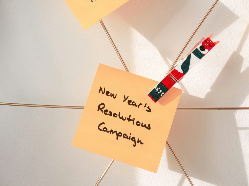 A sticky note with the words "New Year's Resolution Campaign."