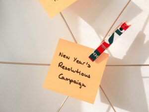 A sticky note with the words "New Year's Resolution Campaign."