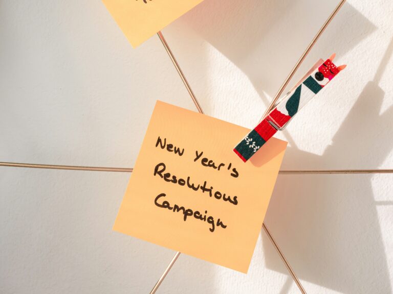 A sticky note with the words "New Year's Resolution Campaign."